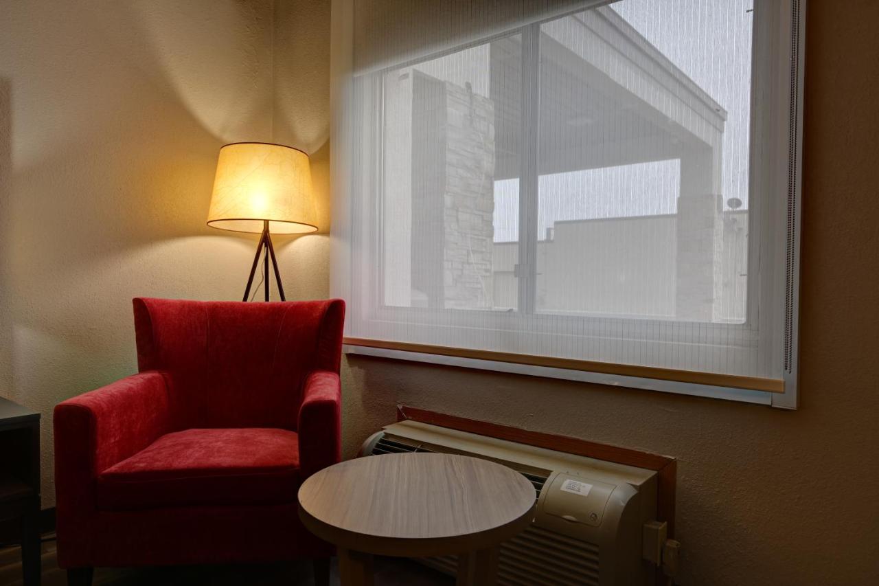 Queen Room with Roll-In Shower - Disability Access/Non-Smoking at Country Inn & Suites by Radisson, Pierre, SD