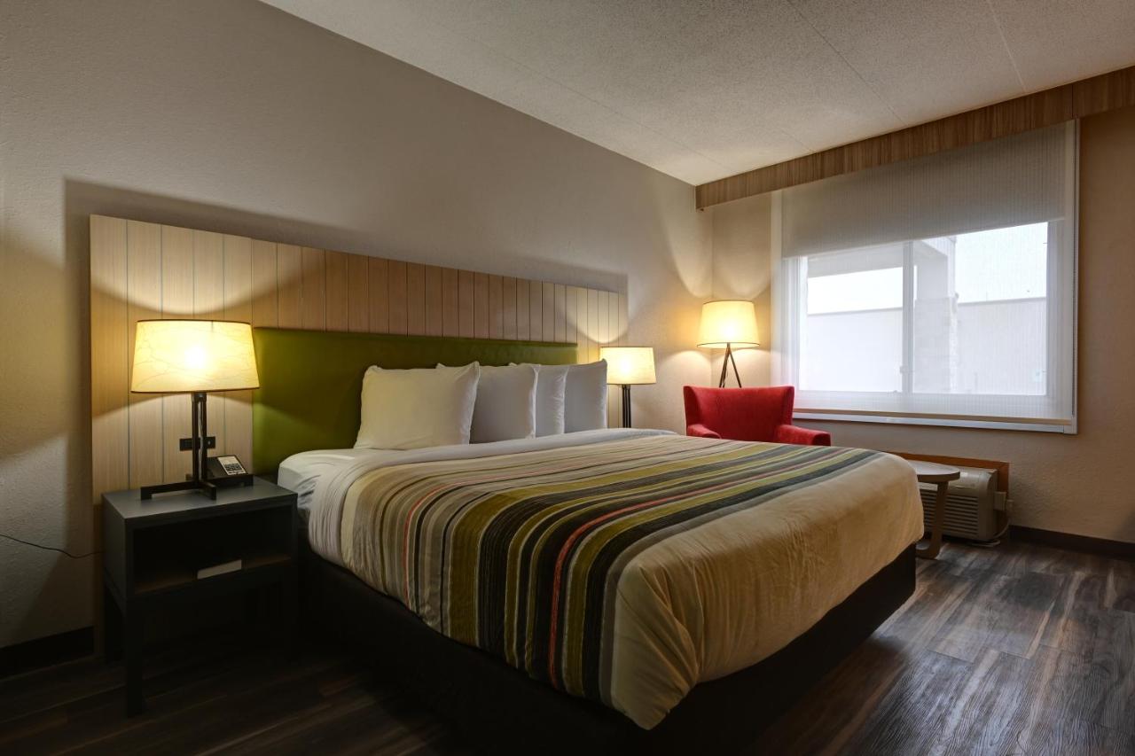 Queen Room with Roll-In Shower - Disability Access/Non-Smoking at Country Inn & Suites by Radisson, Pierre, SD