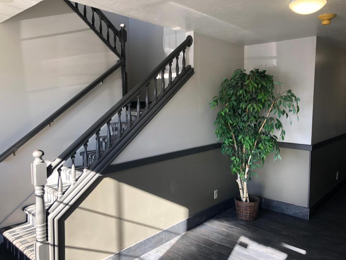 | Ameri-Stay Inn & Suites