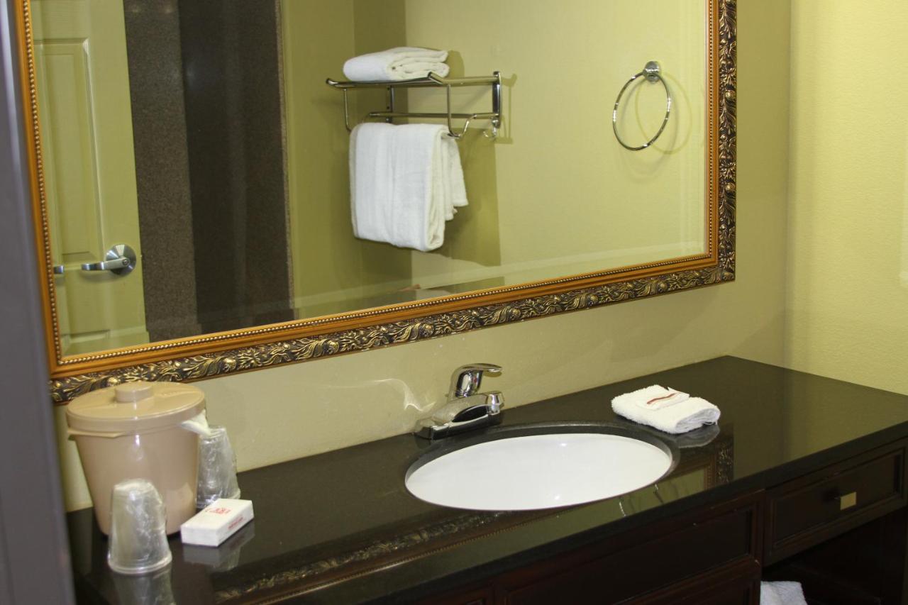 Superior King Room Disability Access Non-Smoking at Red Roof Inn & Suites Detroit-Melvindale/ Dearborn
