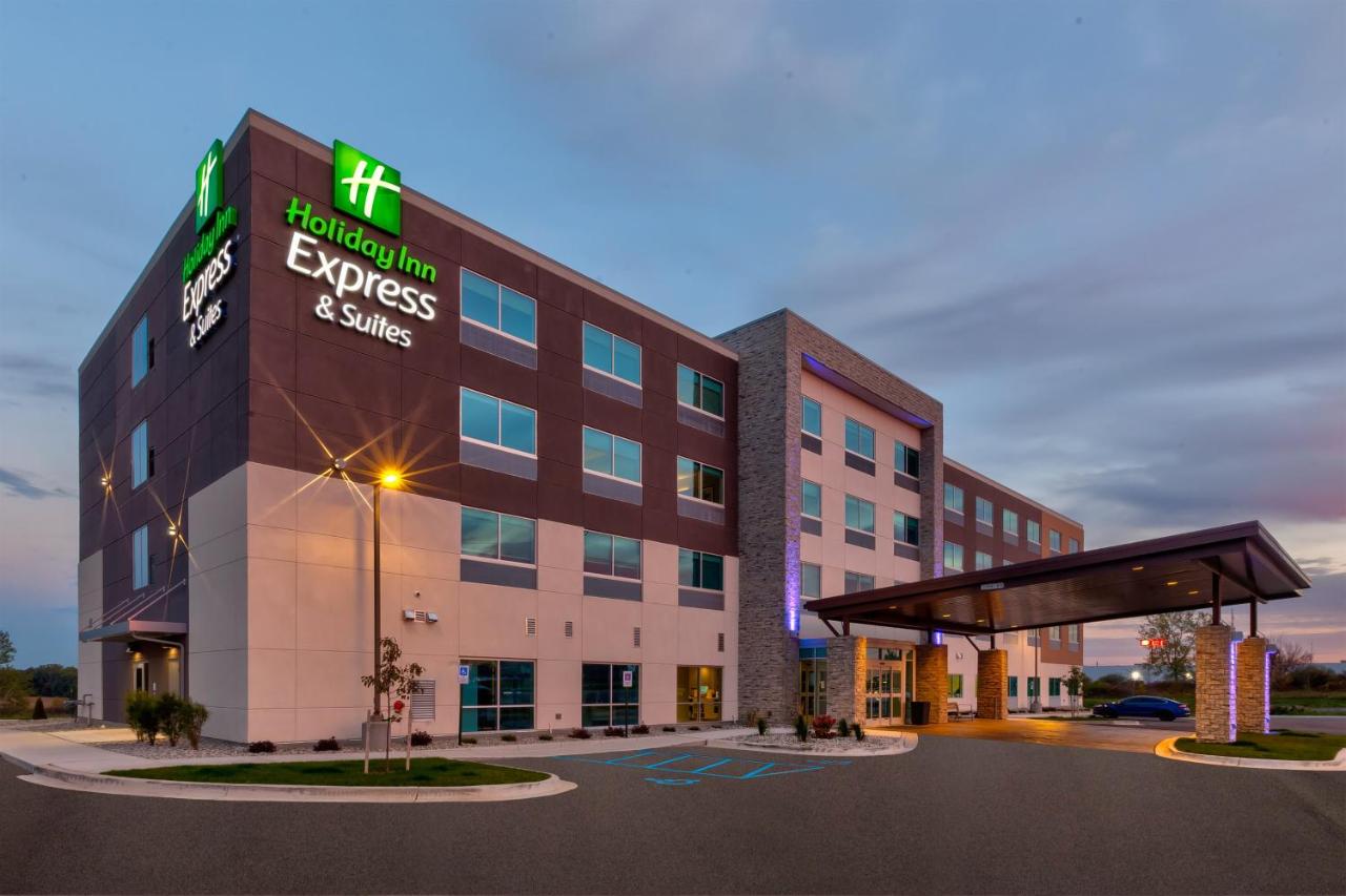 | Holiday Inn Express & Suites - Cedar Springs - Grand Rapids N, an IHG Hotel