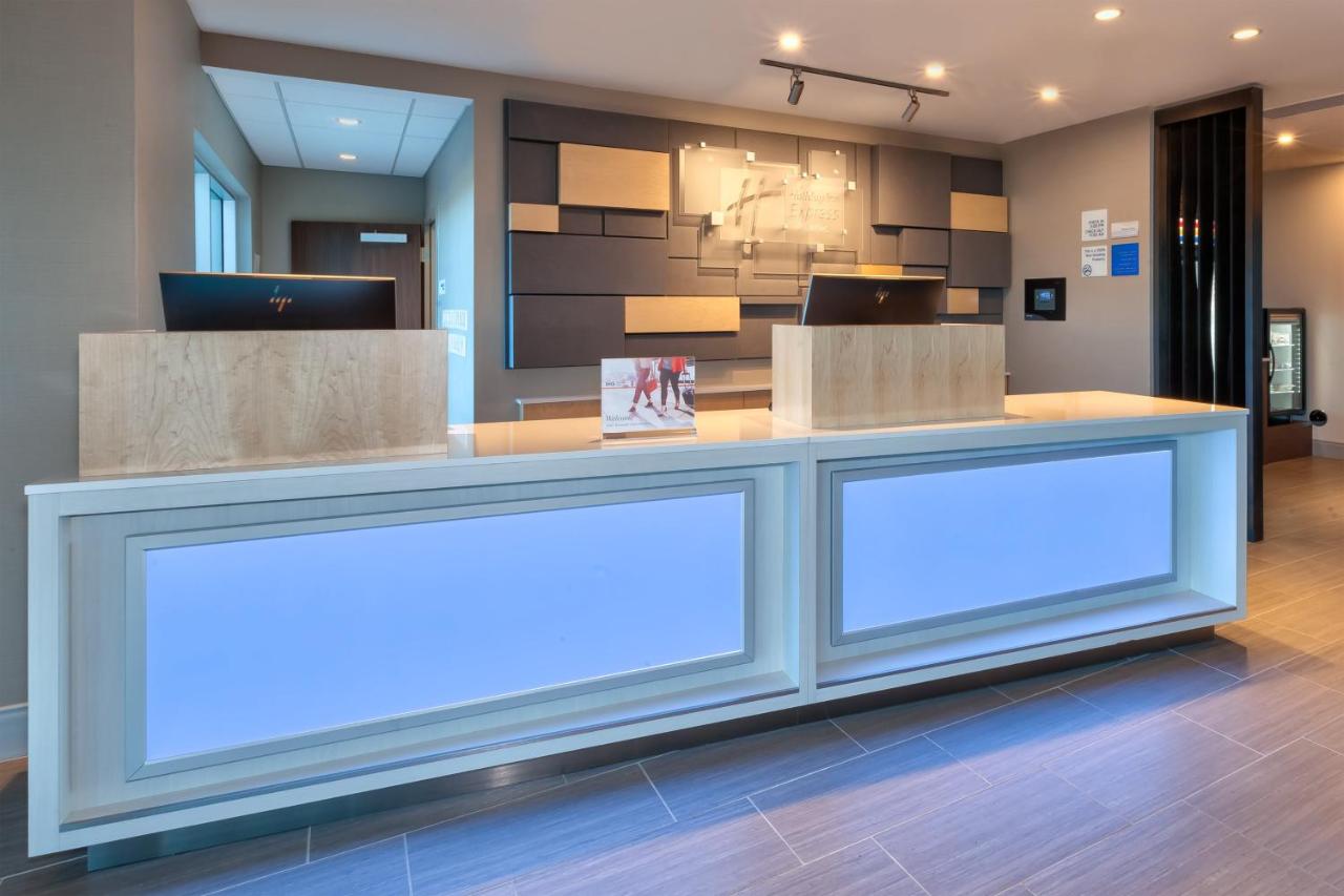 | Holiday Inn Express & Suites - Cedar Springs - Grand Rapids N, an IHG Hotel
