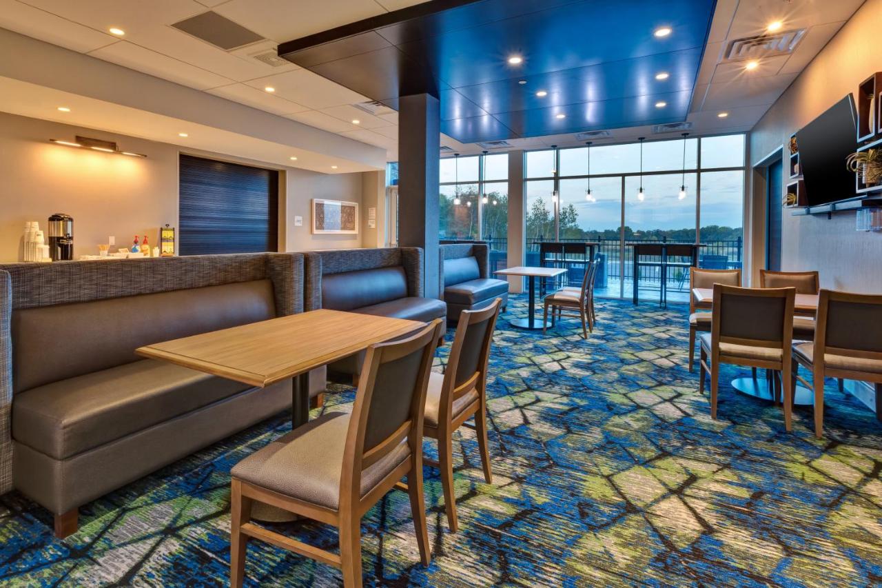 | Holiday Inn Express & Suites - Cedar Springs - Grand Rapids N, an IHG Hotel