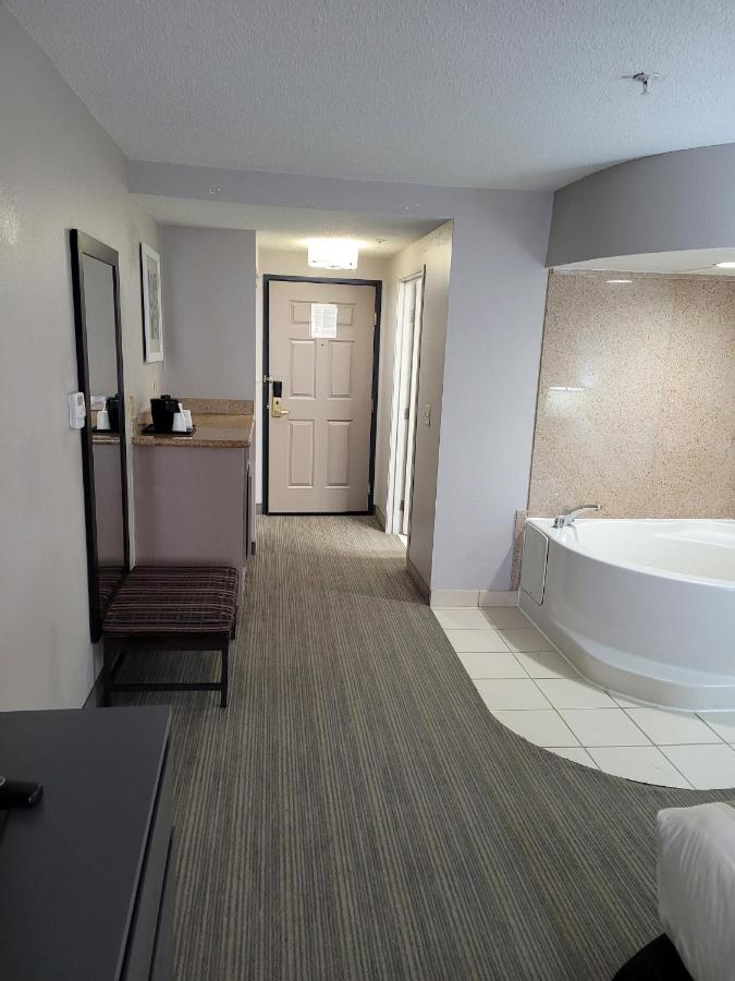 King Suite with Whirlpool - Non-Smoking at Country Inn & Suites by Radisson, Washington, D.C. East - Capitol Heights, MD