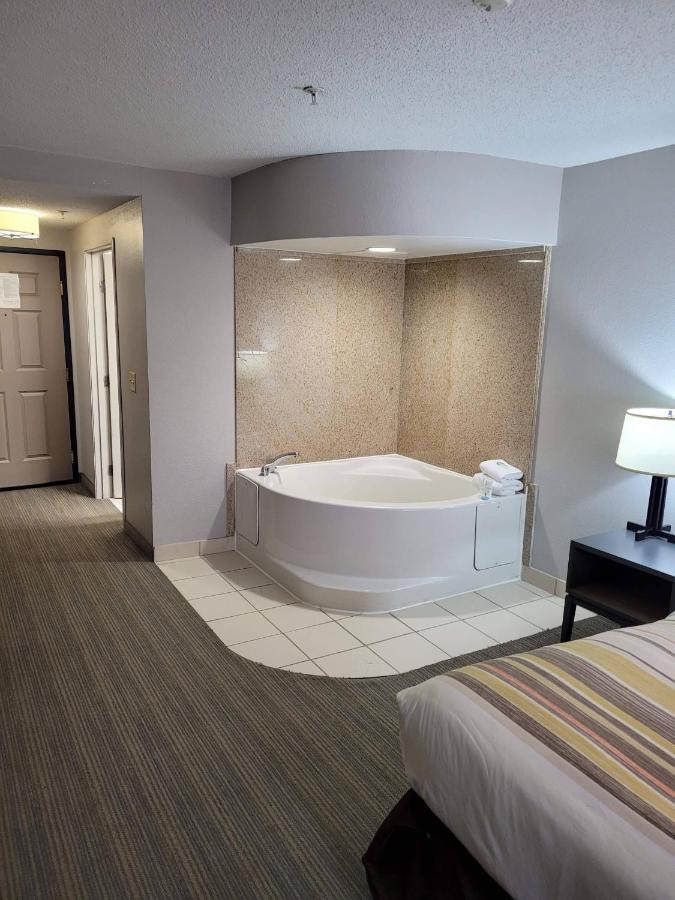 King Suite with Whirlpool - Non-Smoking at Country Inn & Suites by Radisson, Washington, D.C. East - Capitol Heights, MD
