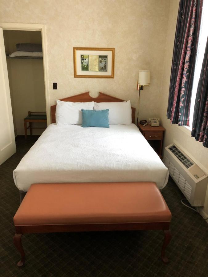 Standard Queen Room at Stearns Hotel