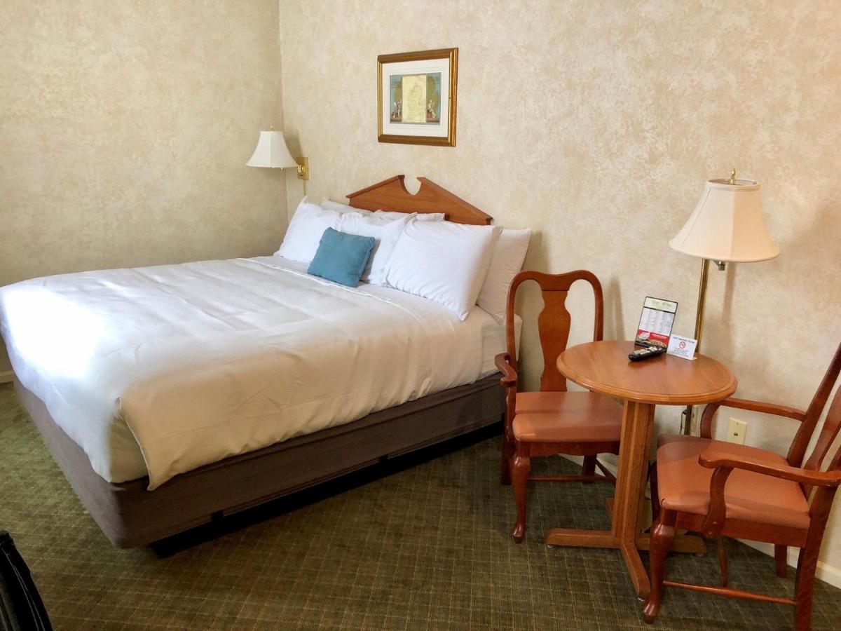 Standard King Room at Stearns Hotel