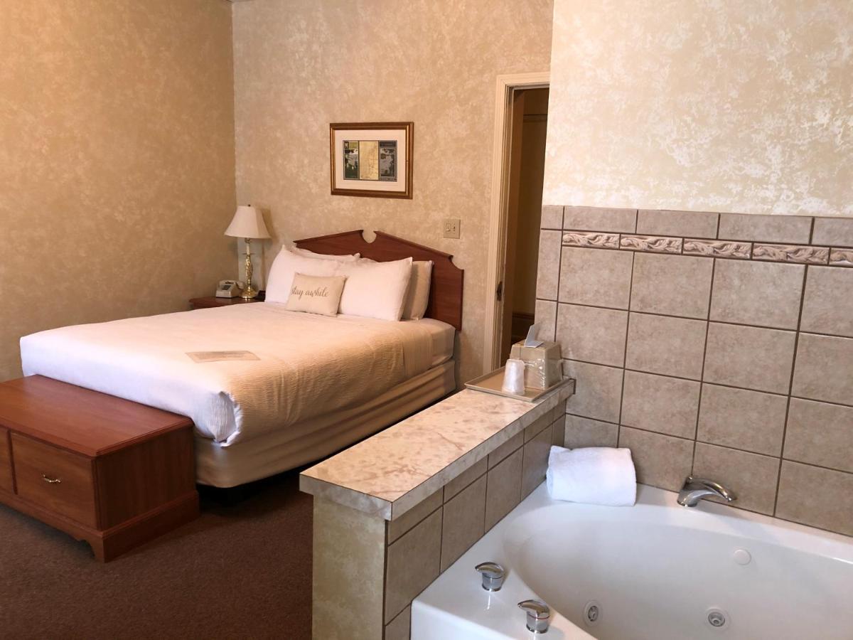 Queen Room with Spa Bath at Stearns Hotel