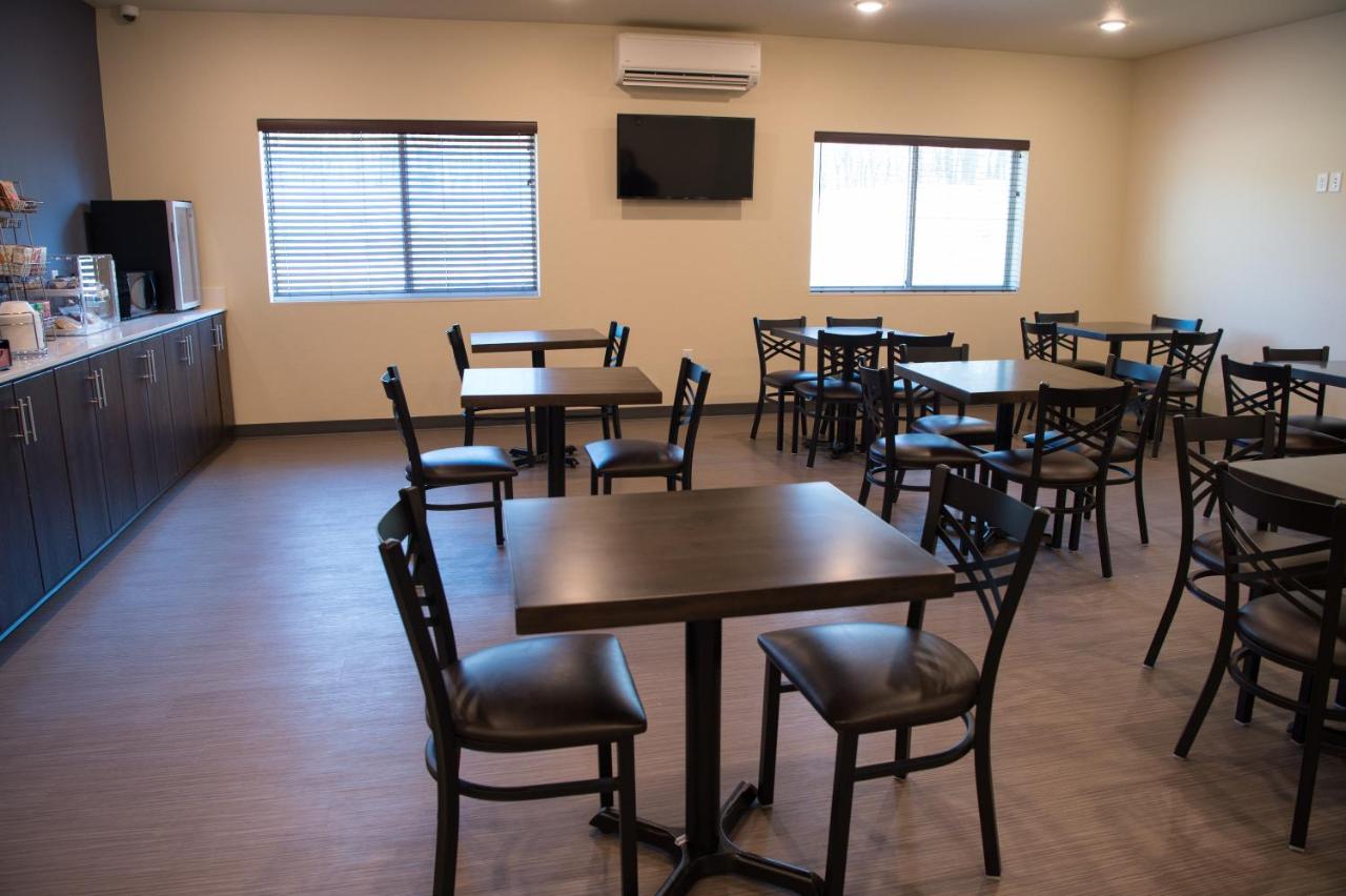  | Cobblestone Inn & Suites - Forest City