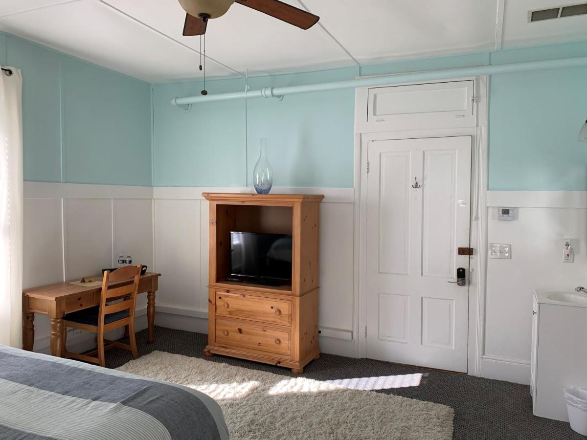 Standard King Room at Woodbridge Inn & Tavern