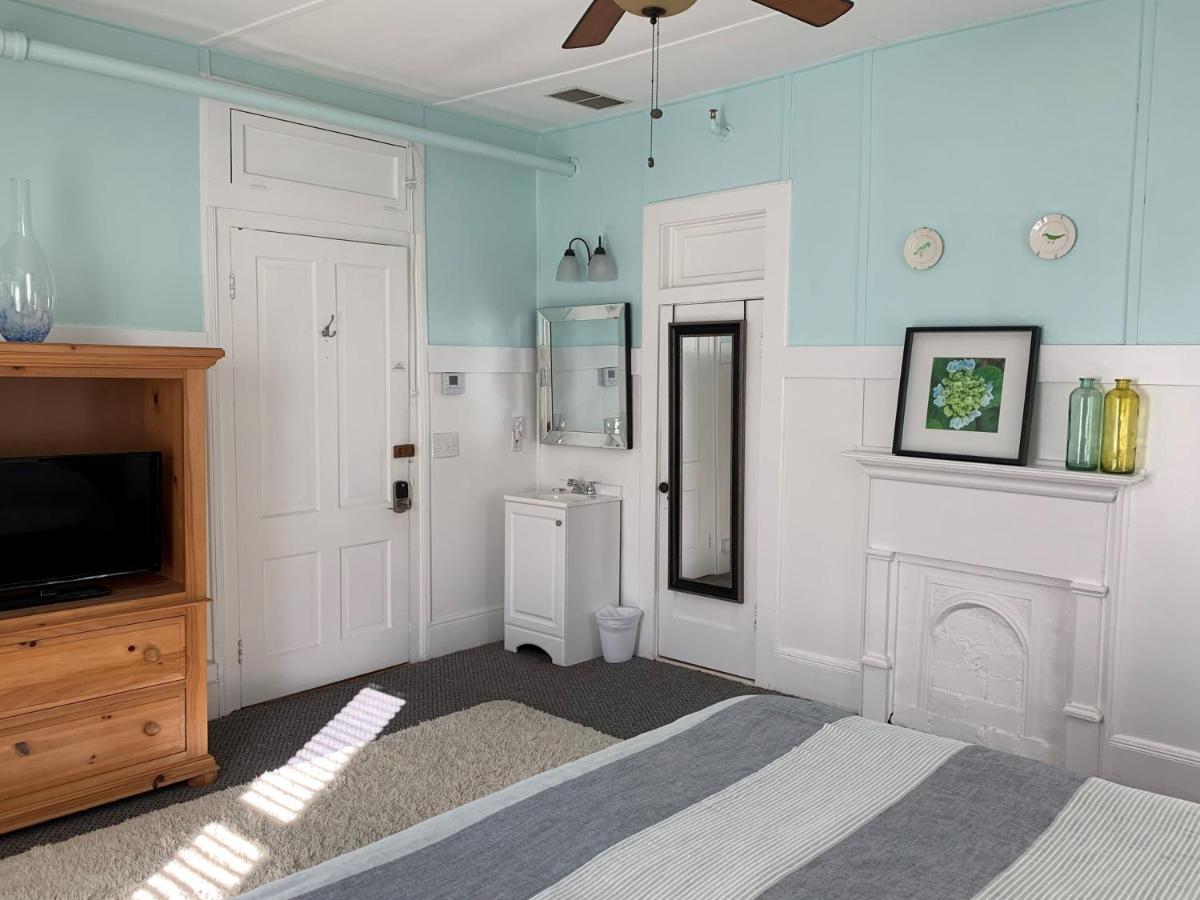 Standard King Room at Woodbridge Inn & Tavern