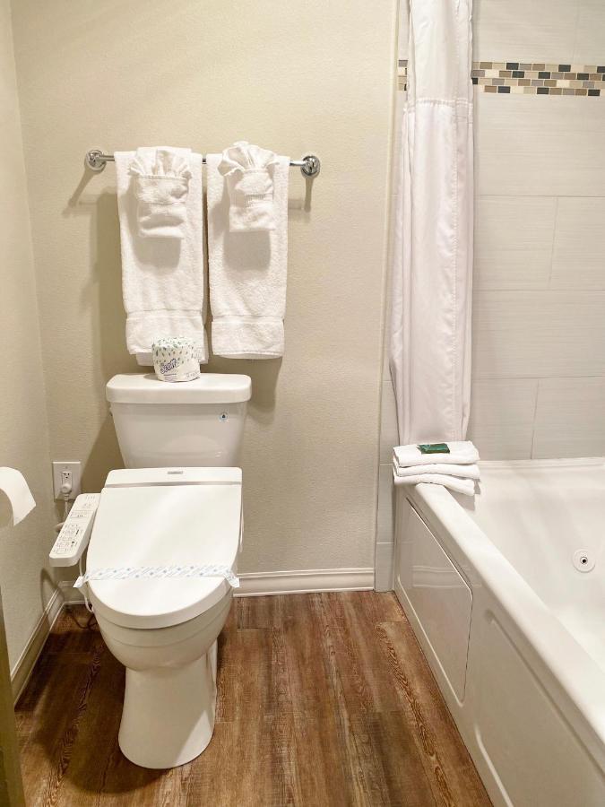 Deluxe Queen Suite at Redac Gateway Hotel In Torrance