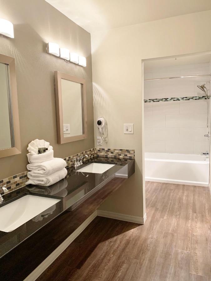 Deluxe Double Room at Redac Gateway Hotel In Torrance