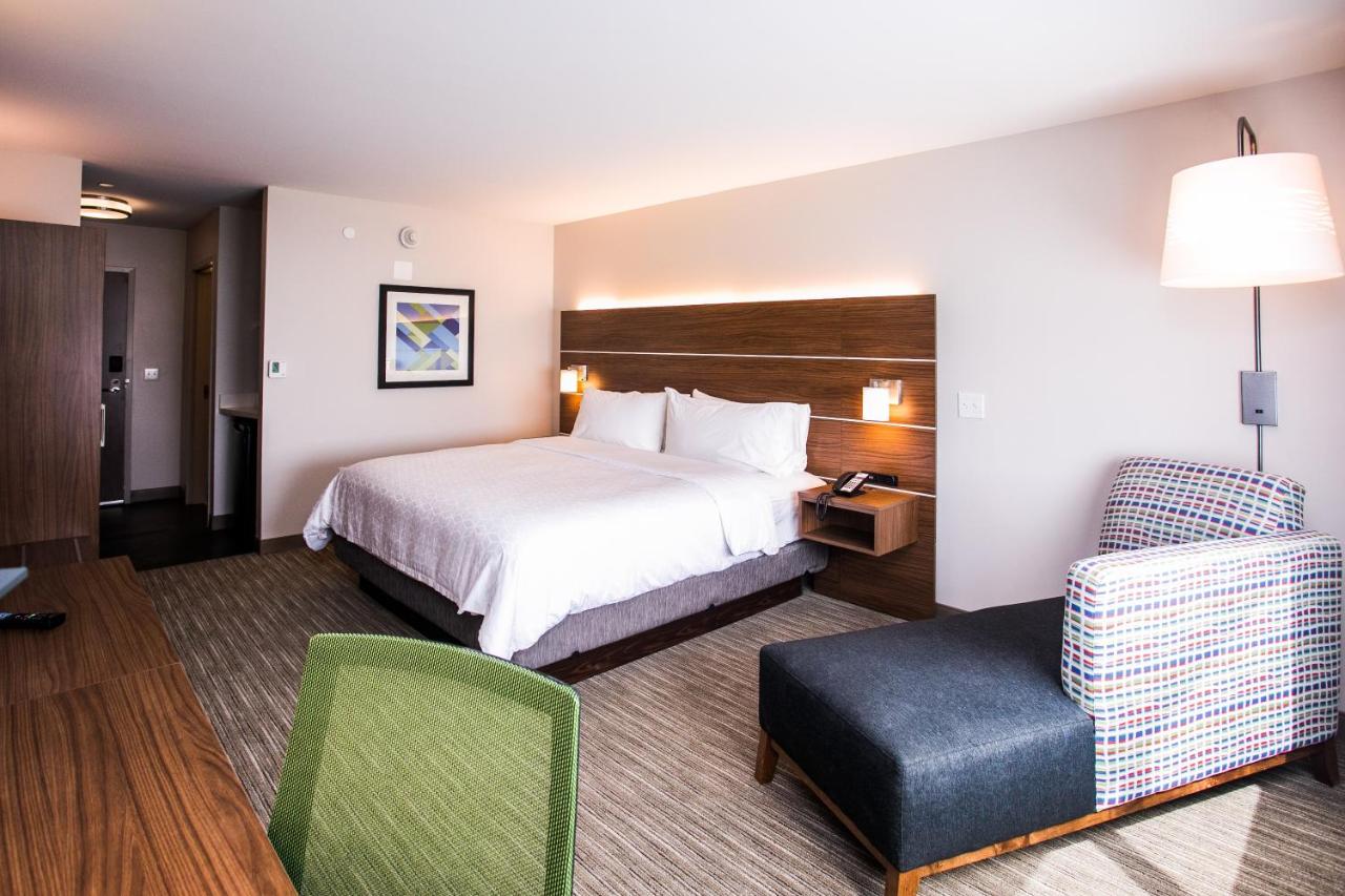 Deluxe King Room - Mobility Access at Holiday Inn Express & Suites Rehoboth Beach by IHG