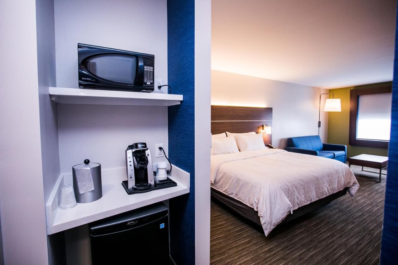 King Suite - Non-Smoking at Holiday Inn Express & Suites Rehoboth Beach by IHG