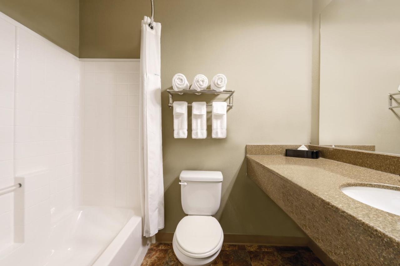 1 Queen Bed, Efficiency Room, First Floor, Non-Smoking at Bakken Airport XWA Hotel & Studios