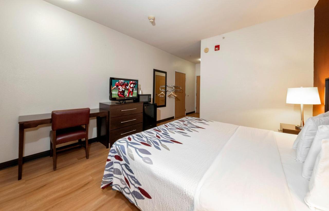 Deluxe King Room - Disability Access/Roll-in Shower Non-Smoking at Spark by Hilton St. Robert Fort Leonard Wood