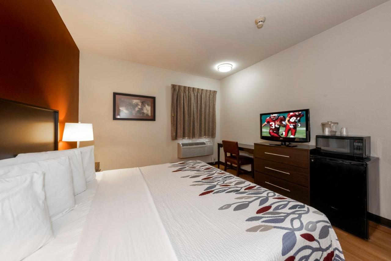 Deluxe King Room - Disability Access/Roll-in Shower Non-Smoking at Spark by Hilton St. Robert Fort Leonard Wood