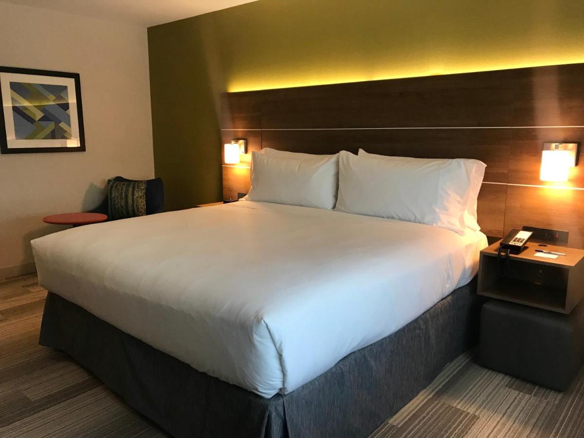 King Room - Mobility Access/Roll in Shower - Non-Smoking at Holiday Inn Express & Suites Pasadena - Los Angeles by IHG