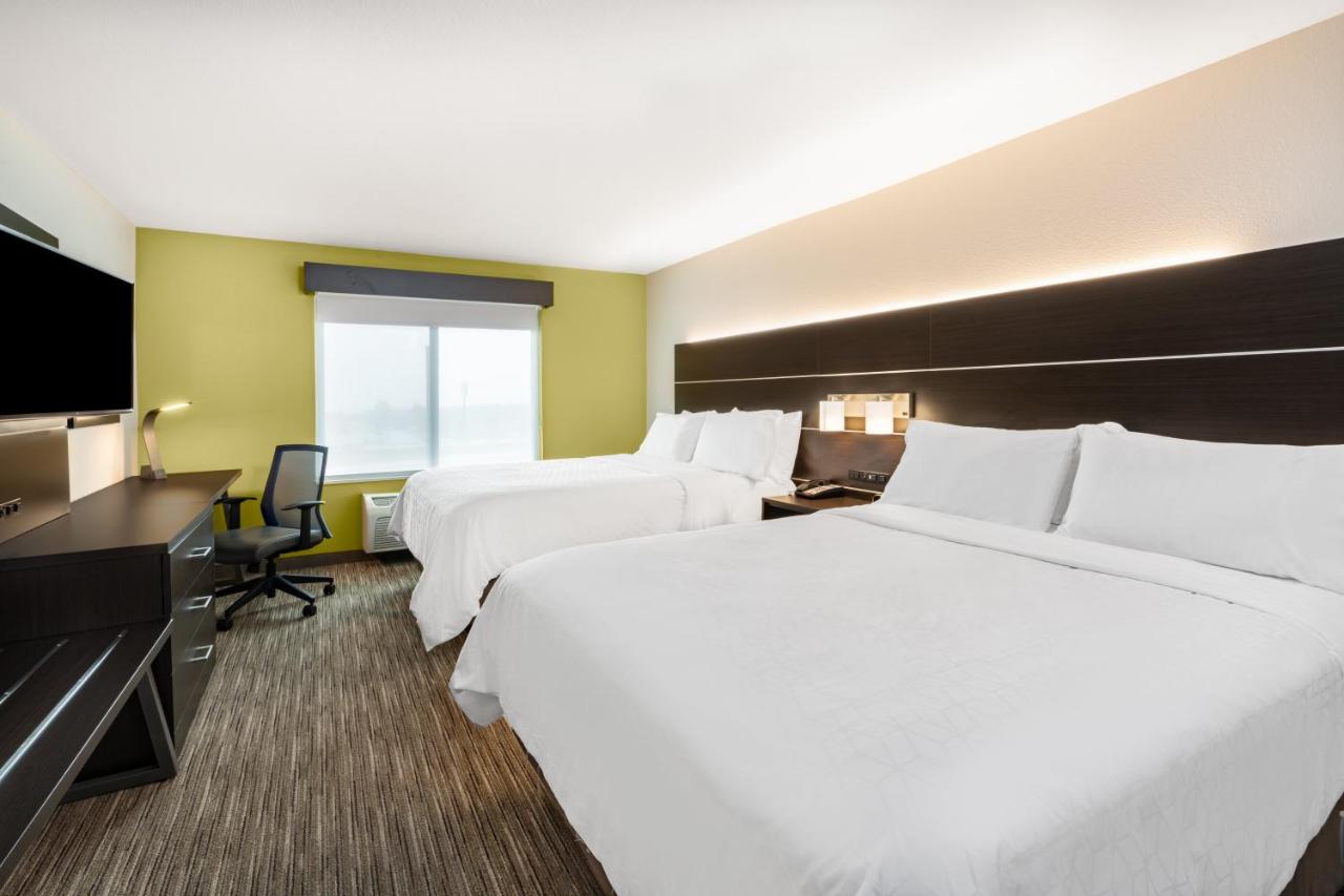 Queen Room with Two Queen Beds at Holiday Inn Express & Suites Trinidad by IHG