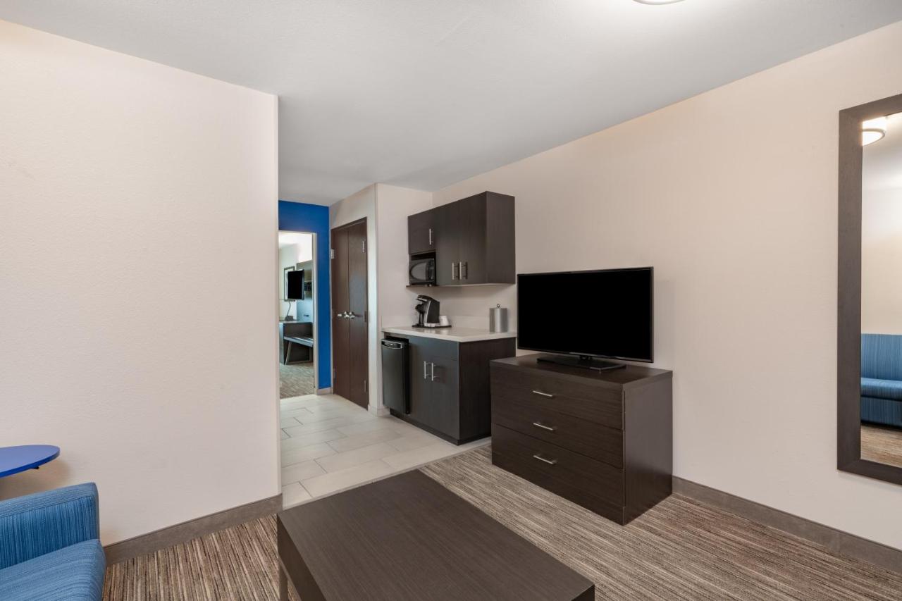 King Suite at Holiday Inn Express & Suites Trinidad by IHG