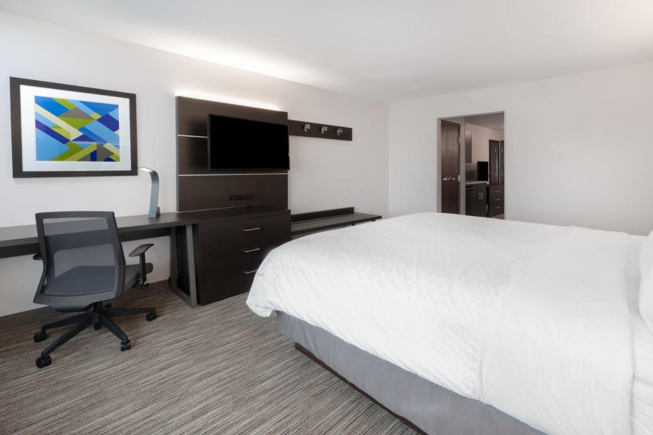 King Suite at Holiday Inn Express & Suites Trinidad by IHG
