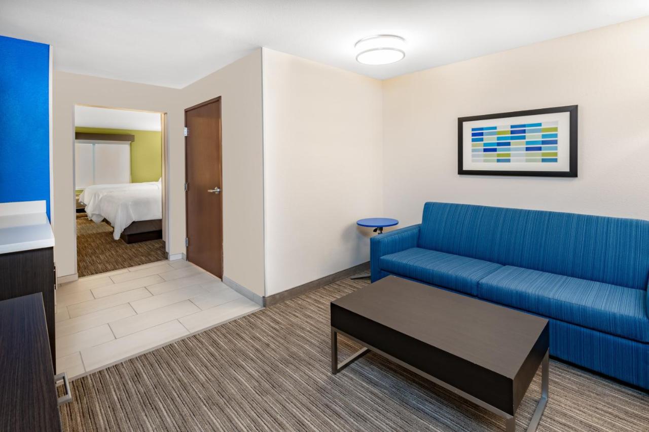 Queen Suite at Holiday Inn Express & Suites Trinidad by IHG