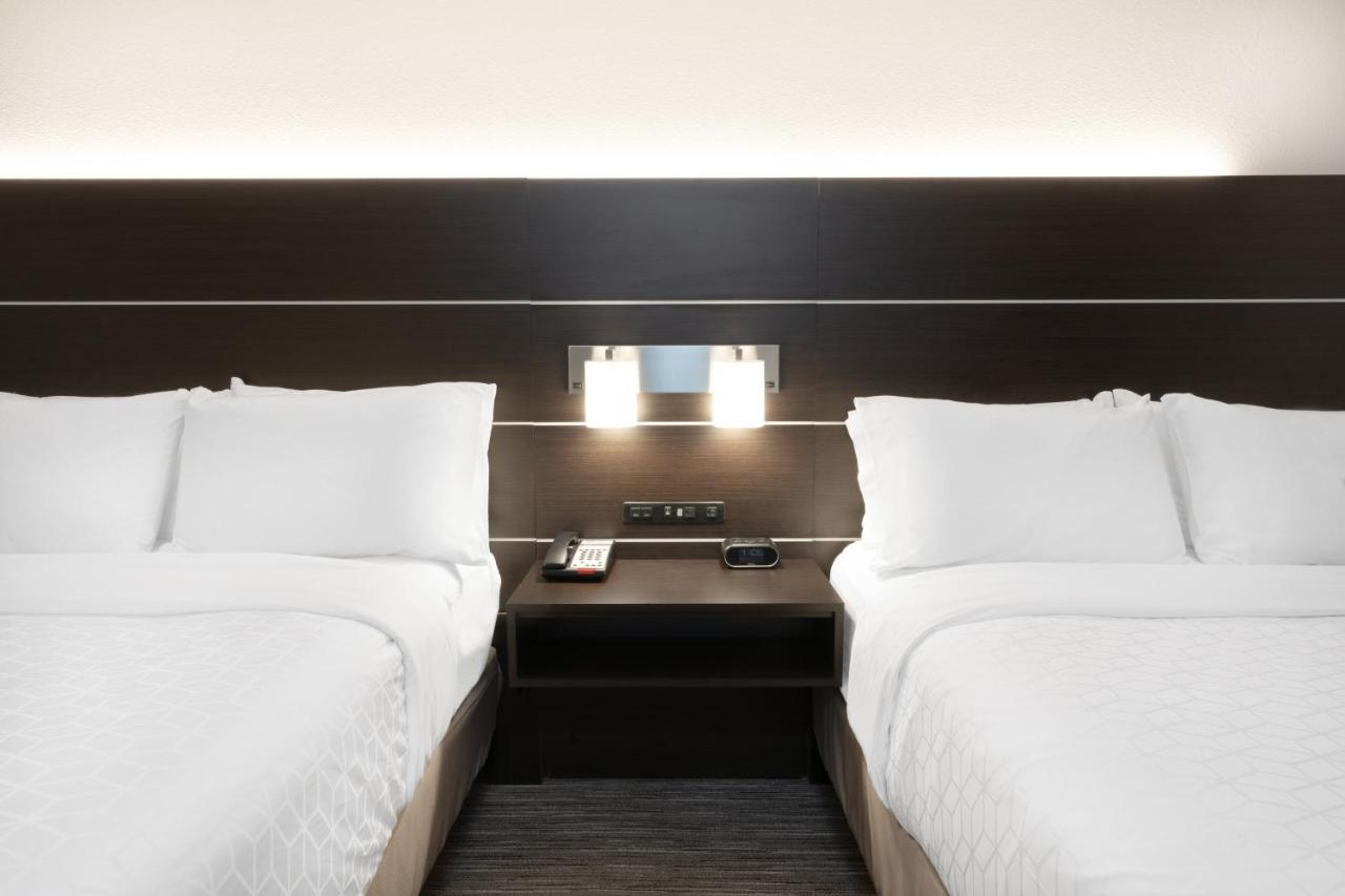 Queen Room with Two Queen Beds at Holiday Inn Express & Suites Trinidad by IHG