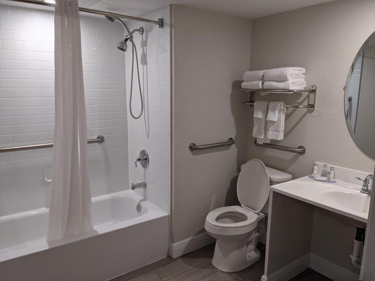 King Room with City View - Accessible/Non-Smoking at Inn on Destin Harbor, an Ascend Collection Hotel