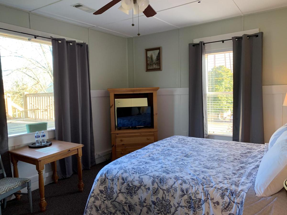 Superior King Room at Woodbridge Inn & Tavern