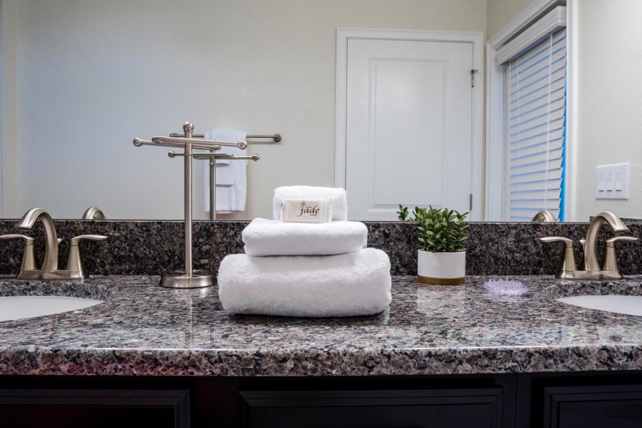 | Luxury villa equipped with Club House ,Golf ,Gym, Wet Park 5 R near Disney