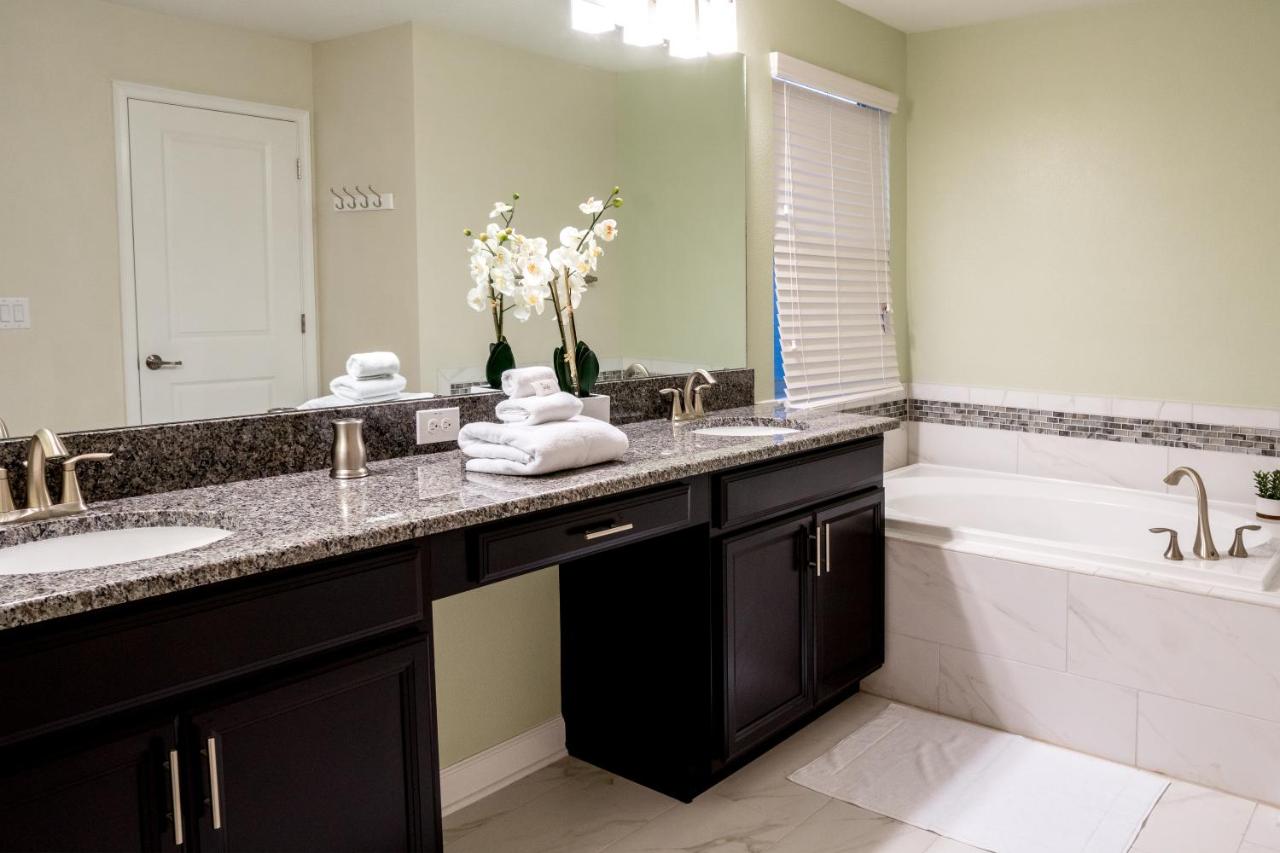 | Luxury villa equipped with Club House ,Golf ,Gym, Wet Park 5 R near Disney