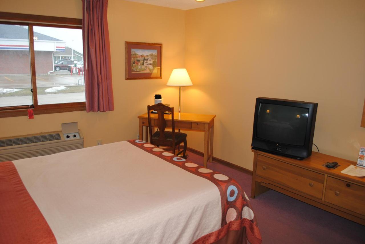 Queen Room - Mobility Access/Non-Smoking at Super 8 by Wyndham Shipshewana