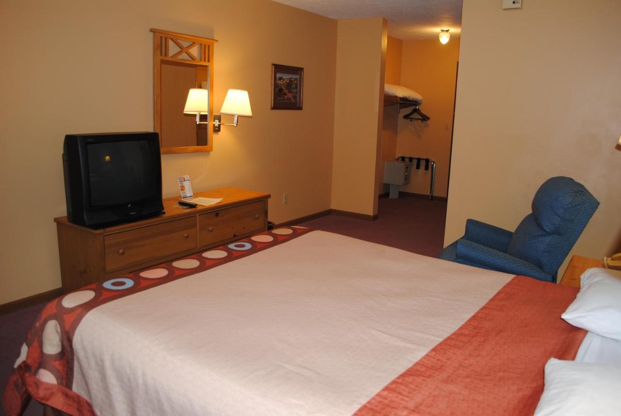 Queen Room - Non-Smoking at Super 8 by Wyndham Shipshewana