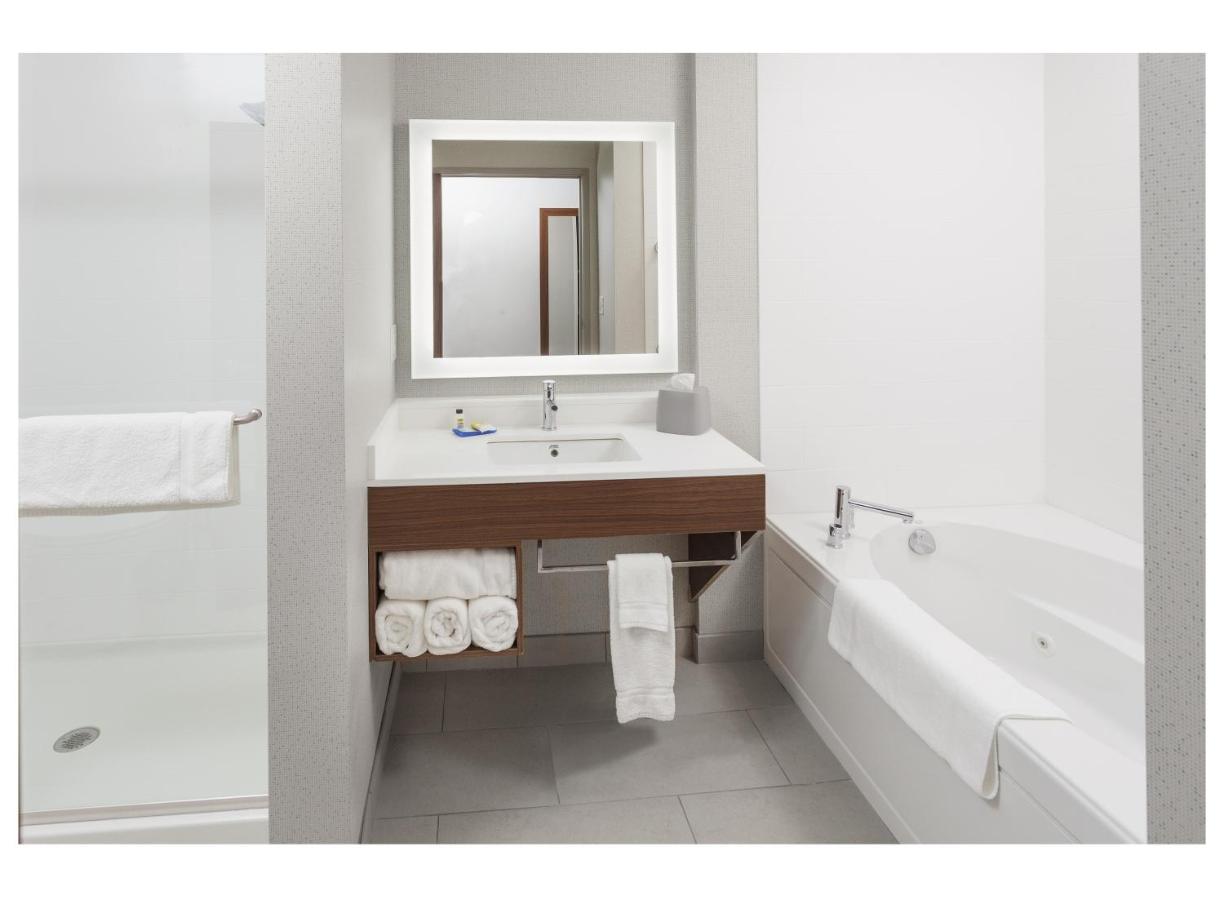 King Suite with Jetted Tub - Non-Smoking at Holiday Inn Express & Suites Hudson I-94 by IHG