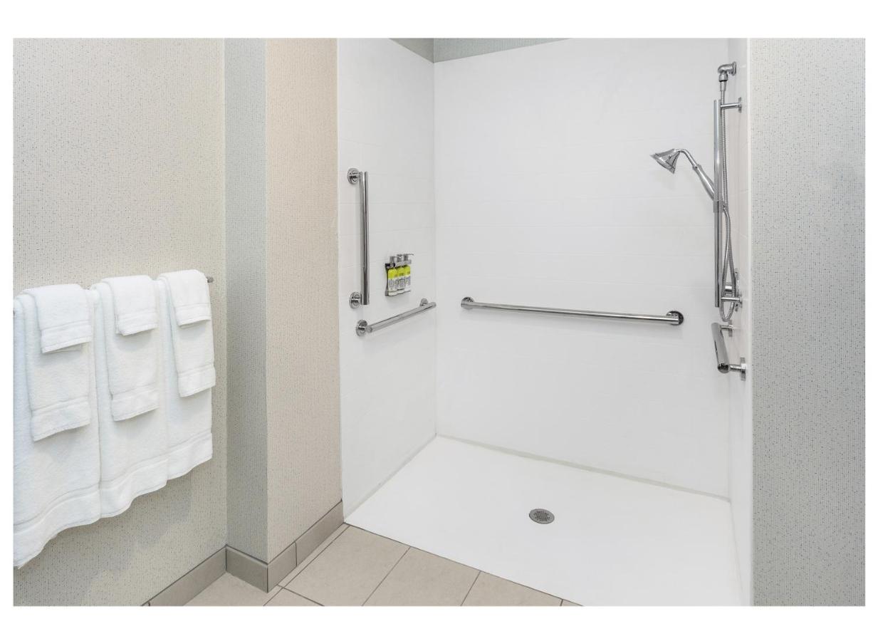 King Room - Hearing Accessible - Roll-in Shower at Holiday Inn Express & Suites Hudson I-94 by IHG