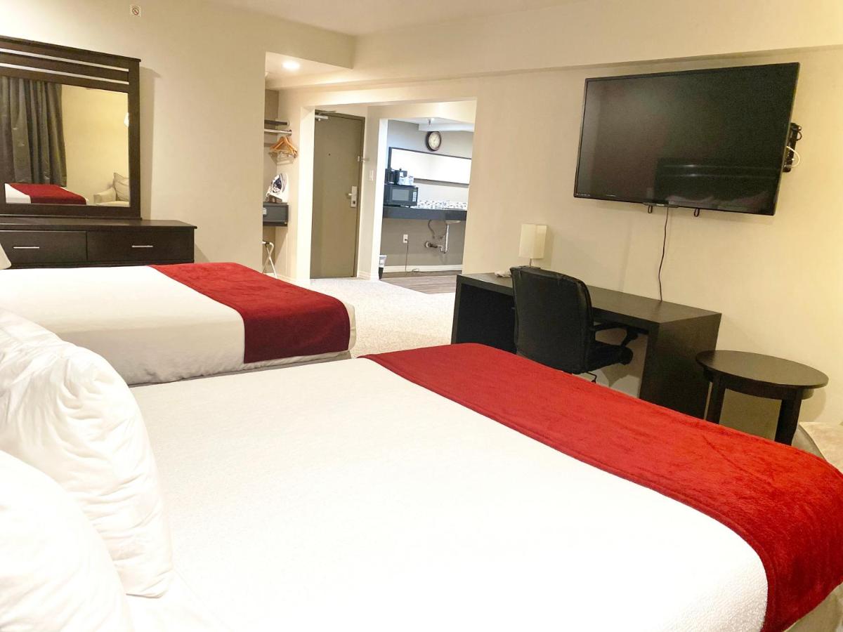 Deluxe Queen Suite at Redac Gateway Hotel In Torrance