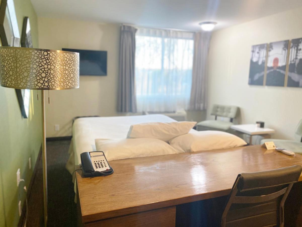 Standard Queen Room at Redac Gateway Hotel In Torrance
