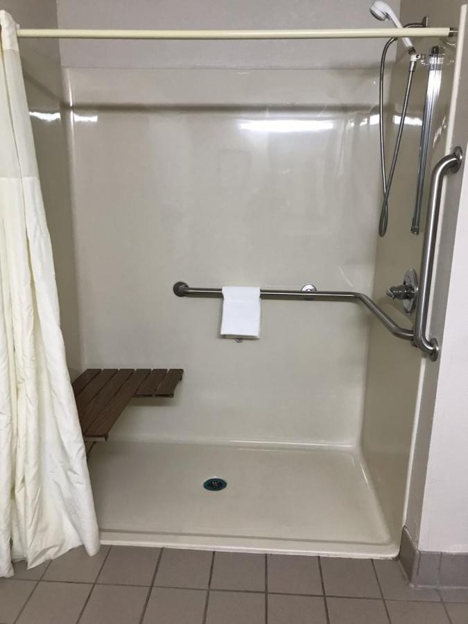 King Room with Roll-In Shower - Accessible/Non-Smoking at Quality Inn Clinton - Knoxville North