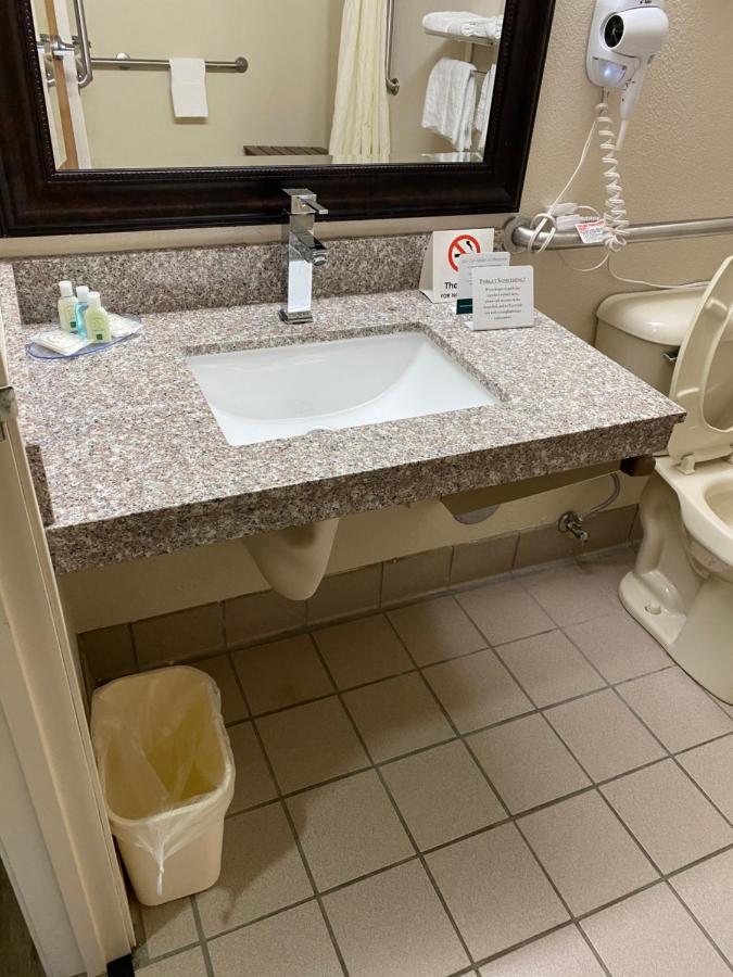 King Room with Accessible Tub - Accessible/Non-Smoking at Quality Inn Clinton - Knoxville North