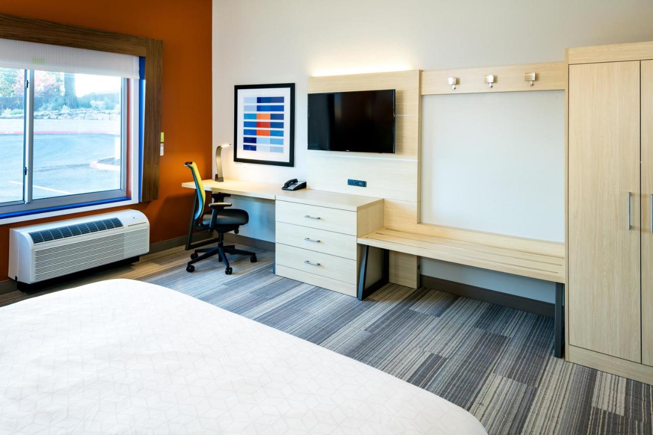 King Room - Hearing Accessible - Non-Smoking at Holiday Inn Express & Suites Bend South by IHG