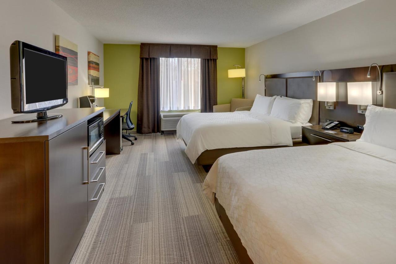 Queen Room with Two Queen Beds at Holiday Inn Express Hotel & Suites Dayton-Centerville by IHG