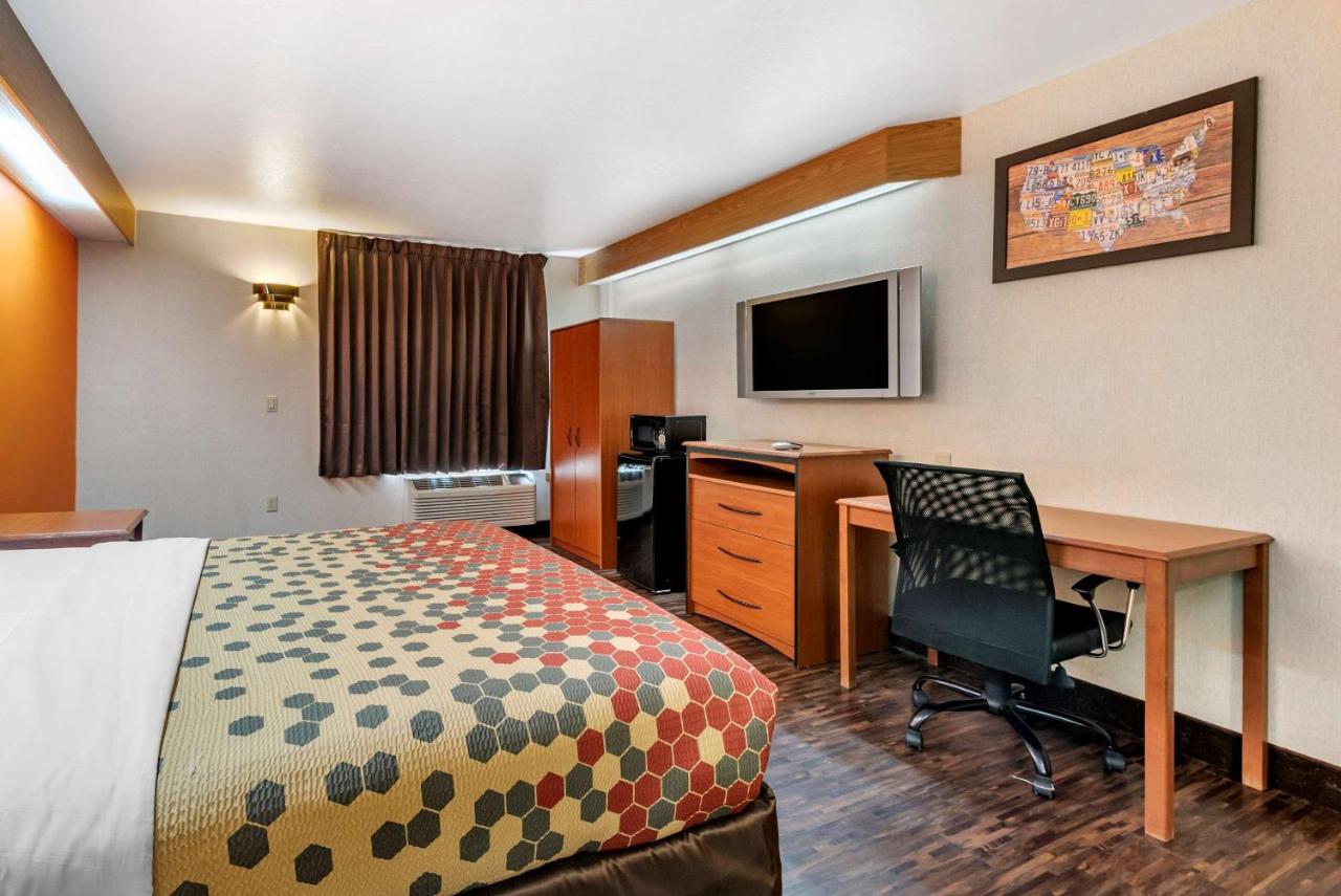 King Room - Non-Smoking at Econo Lodge North Academy