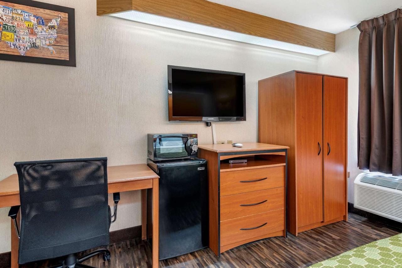 Queen Room - Disability Access at Econo Lodge North Academy