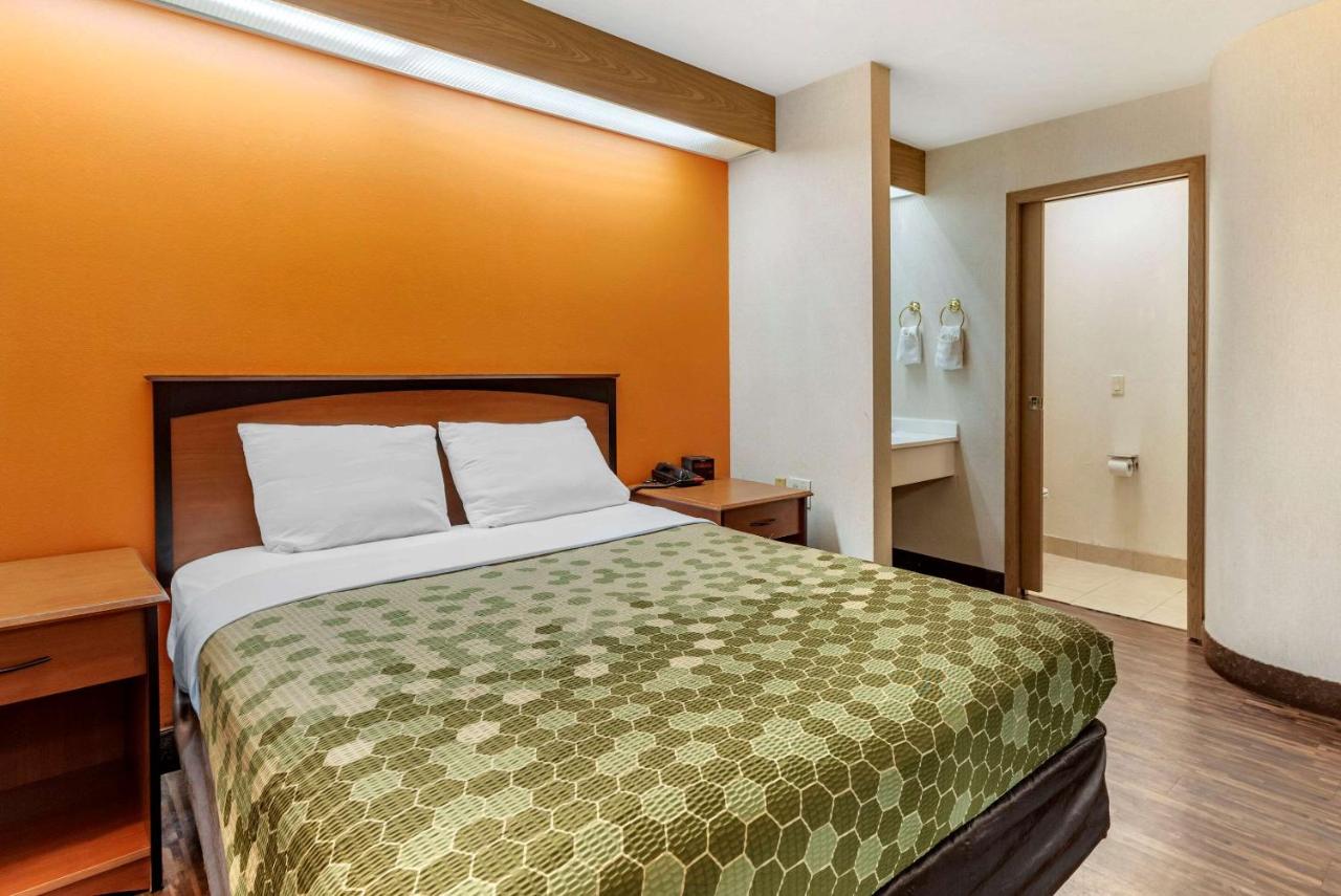Queen Room - Disability Access at Econo Lodge North Academy