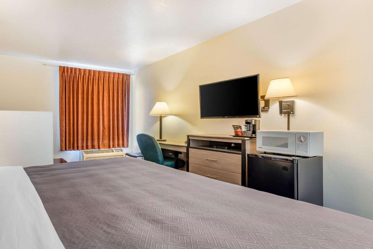 King Room - Non-Smoking at Econo Lodge Pueblo North