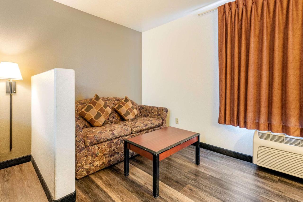King Room - Non-Smoking at Econo Lodge Pueblo North