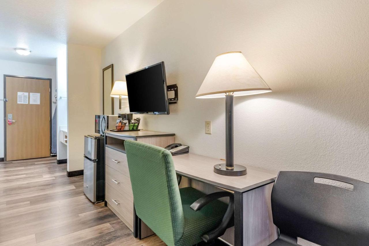 Queen Room with Two Queen Beds - Non-Smoking at Econo Lodge Pueblo North