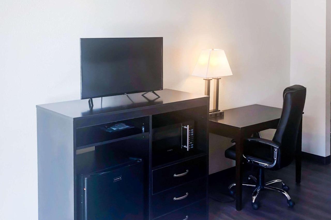 King Room - Non-Smoking at Clarion Inn and Events Center Pueblo North