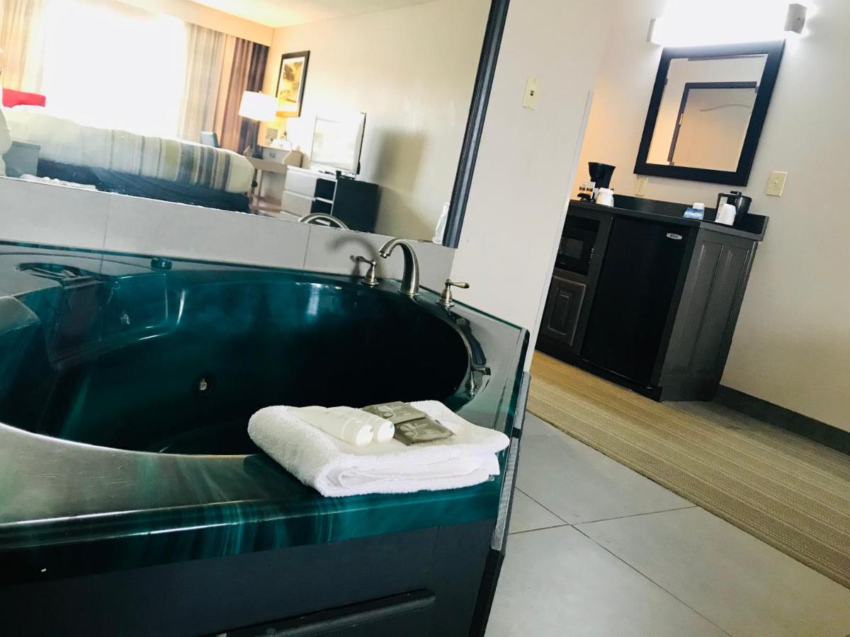 King Room with Whirlpool at Country Inn & Suites by Radisson, Warner Robins, GA